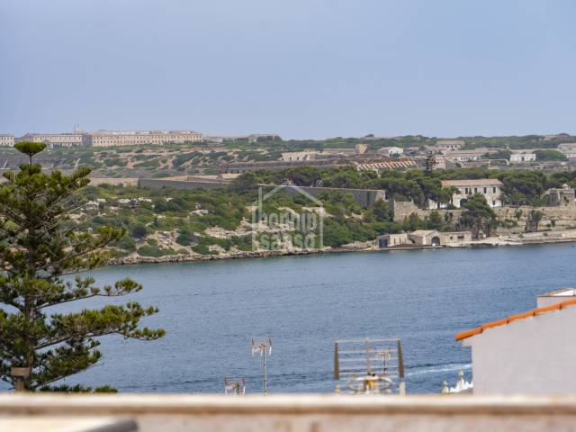 Edificio de cuatro niveles. Es Castell.