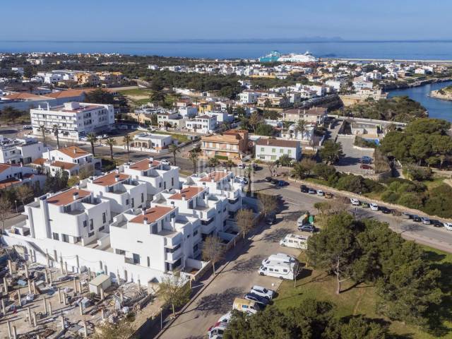 Rohbau mit 28 Wohnungen am Strand von Ciutadella, Menorca, Balearen