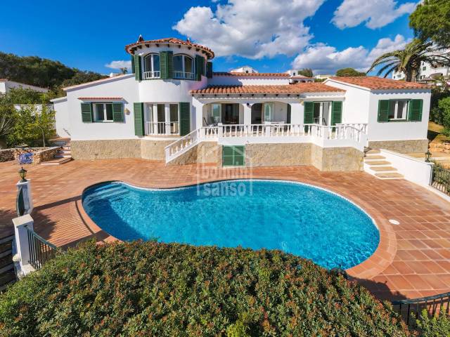 Beeindruckende Villa mit Panoramablick über den Strand von Santo Tomas, Menorca.