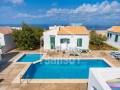 Chalet con piscina in comune in seconda linea sul mare a Cala Blanca, Ciutadella, Minorca