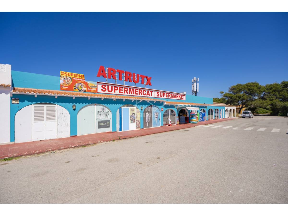 Local comercial en venta con explotación activa de supermercado sito en Cap Artruix, Ciutadella, Menorca