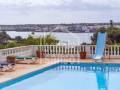 Chalet con piscina y vistas al mar en Cala Llonga, Menorca