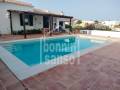 Encantador chalet mediterráneo con vistas al mar y piscina privada en Cala Llonga, Menorca