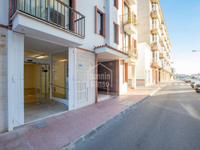 Amplio local comercial en zona residencial de Mahón, Menorca