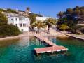 Una villa moderna y elegante, situada justo al borde del mar Mediterráneo, Menorca.