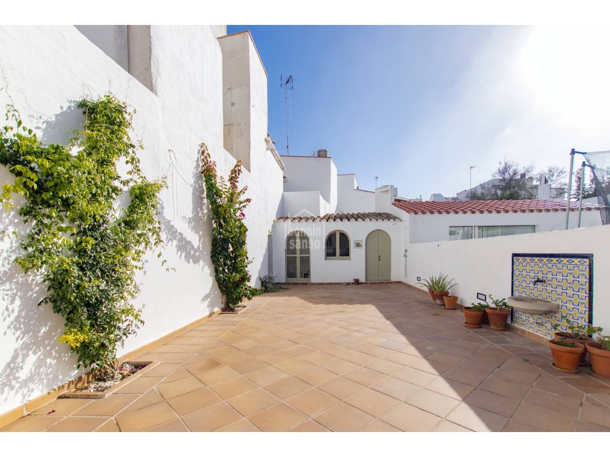 Auténtica casa menorquina con patio, terraza y garaje en Mahón, Menorca