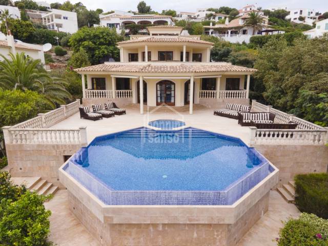 Diese bemerkenswerte zeitgenössische Residenz befindet sich in unmittelbarer Nähe zum Wasser in Cala Llonga. Mahon. Menorca