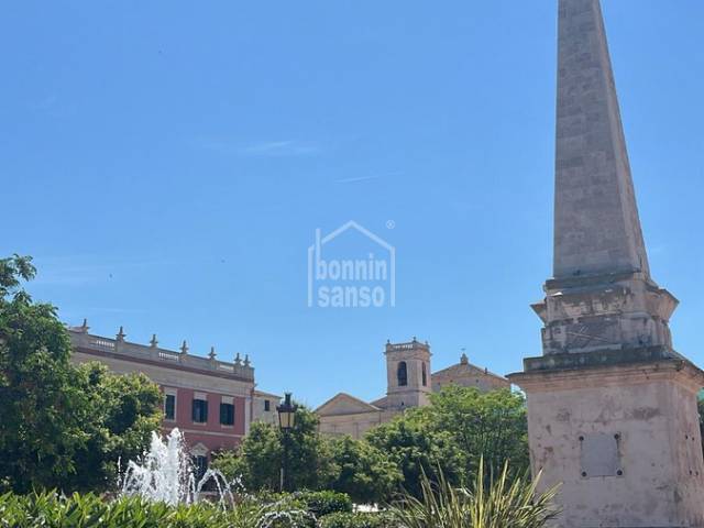 Locale angolare in affitto in Plaça des Born, Ciutadella. Menorca
