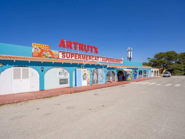 Locale commerciale in vendita con attività di supermercato in esercizio situato a Cap d'Artrutx, Ciutadella, Minorca
