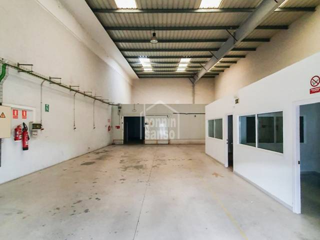 Capannone industriale nel Polígono de San Luis, Menorca.