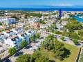 Gran solar ubicat al costat de la platja de Ciutadella, Menorca.