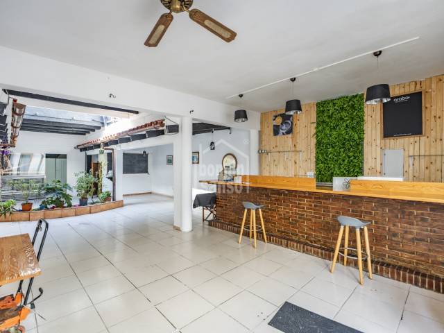 Gebäude mit hohem Potenzial für Neupositionierung und flexible Nutzungsanpassung. Gelegen in Es Castell, Menorca.