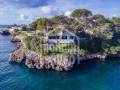 Chalet en première ligne avec piscine et accès direct à la mer à Ciutadella, Minorque