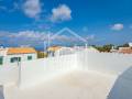 Chalet con piscina in comune in seconda linea sul mare a Cala Blanca, Ciutadella, Minorca