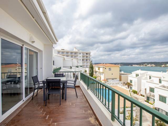 Obergeschoss mit spektakulärem Blick auf die Hafeneinfahrt von Mahón. Menorca.