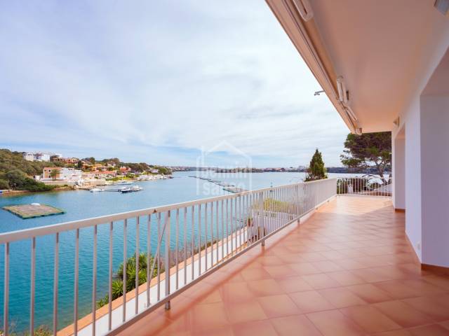 Découvrez le rêve de vivre au bord de la mer dans cette splendide villa en première ligne à Cala Rata, San Antonio.