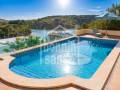 Chalet con impresionantes vistas sobre el puerto de Addaia y la espectacular costa escarpada que se extiende hasta el horizonte, Menorca