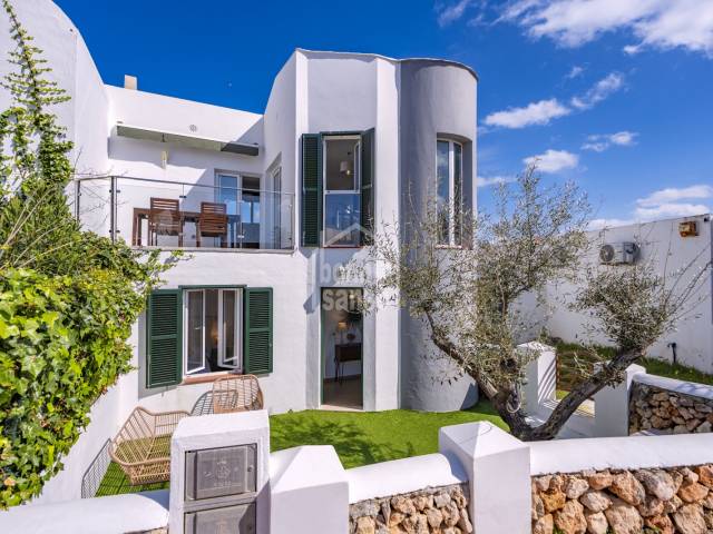 Bel appartement duplex entièrement rénové à quelques minutes de la plage de Santandria, Menorca