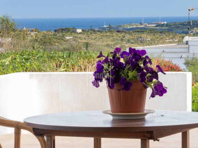 Encantador chalet mediterráneo con vistas al mar y piscina privada en Cala Llonga, Menorca