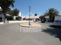 Plaza de parking en Binibeca Vell, San Luis, Menorca.