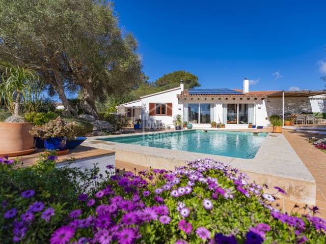 Élégante propriété avec jardin méditerranéen et environnement paisible à Binixica, Menorca