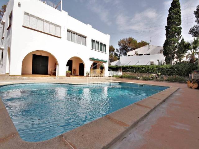 Apartamento en planta baja, con piscina y solo cuatro vecinos, en Cala Blanca, Ciutadella, Menorca