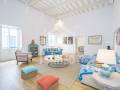 Casa reformada en el centro de Mahón, con local comercial
