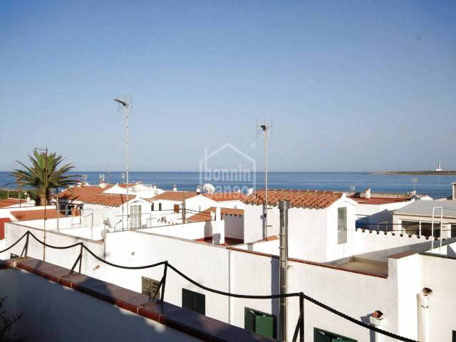 Ferien-Duplex in Strandnähe, mit großen Terrassen. Punta Prima, Menorca.