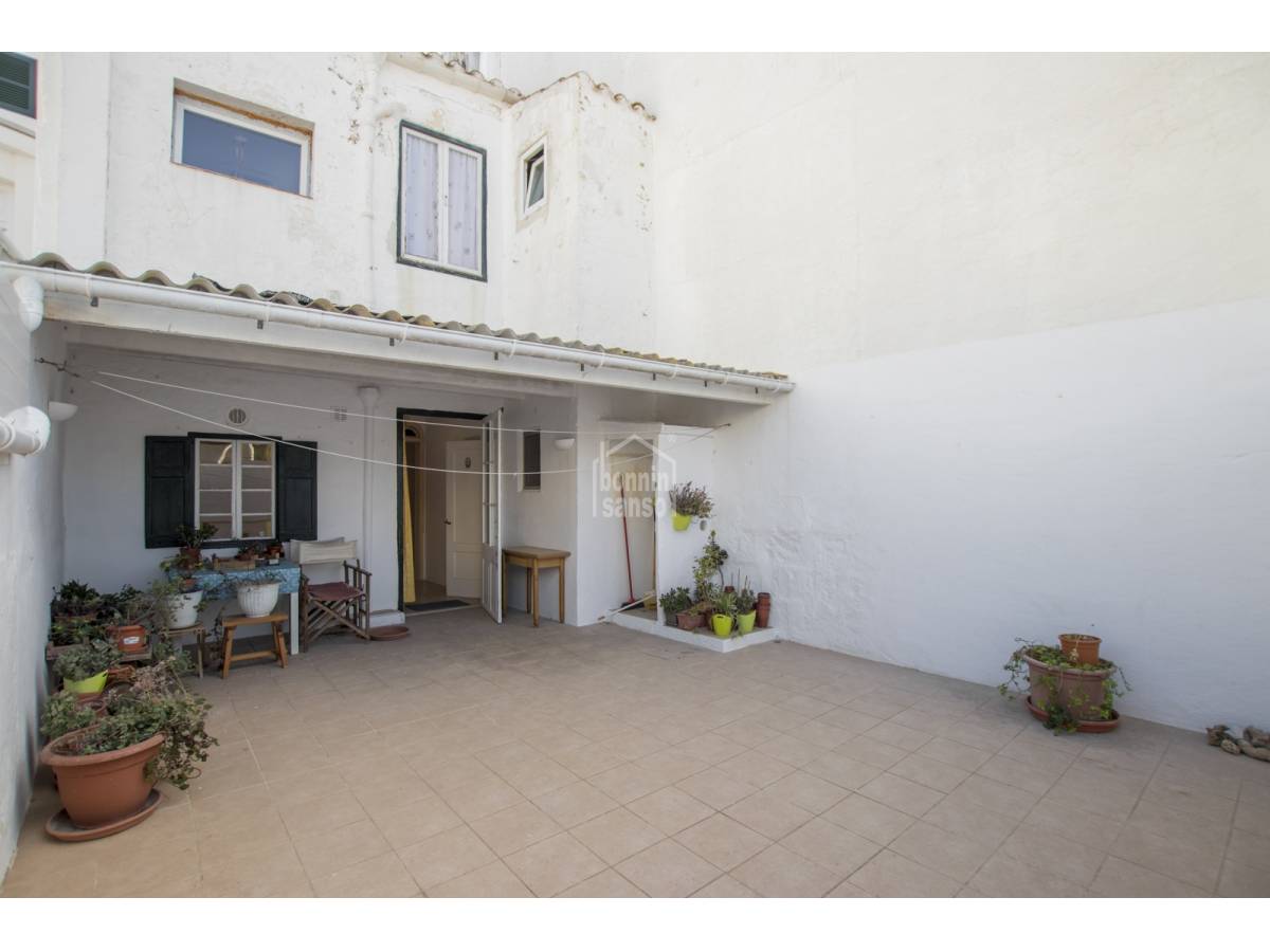 Encantadora planta baja con sótano abovedado y patio terraza en Mahón, Menorca