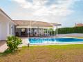 Villa independiente de una sola planta con vistas al mar en cala llonga, Menorca