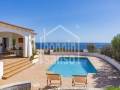 Mediterrane Villa in erster Meereslinie mit Panoramablick in Salgar, Menorca