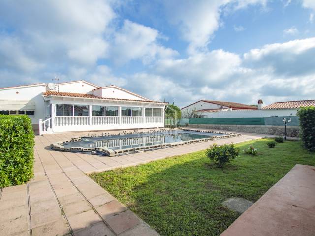 Großartige Villa mit Gärten, weitläufigen Terrassen und Swimmingpool. Garage für 5/6 Fahrzeuge, Alaior, Menorca.