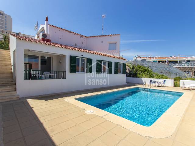 Apartamento de dos dormitorios con piscina en Arenal den castell, Menorca