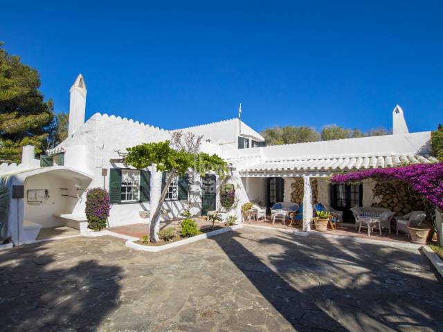 Wunderschöne Aussicht über die Landschaft von dieser charmantem Landhaus in Cami de Kane, Mahón, Menorca.