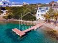 Una villa moderna y elegante, situada justo al borde del mar Mediterráneo, Menorca.