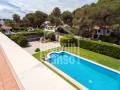 Invierte en Calidad de Vida y Rentabilidad: Villa con Licencia Turística en Son Parc, Menorca