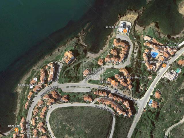 Business premises in the tourist urbanization of Playas de Fornells.