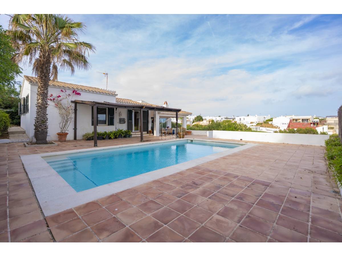 Encantador chalet mediterráneo con vistas al mar y piscina privada en Cala Llonga Menorca