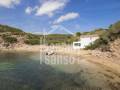 Encisadora caseta de pescadors menorquina, a tocar de la platja a Menorca