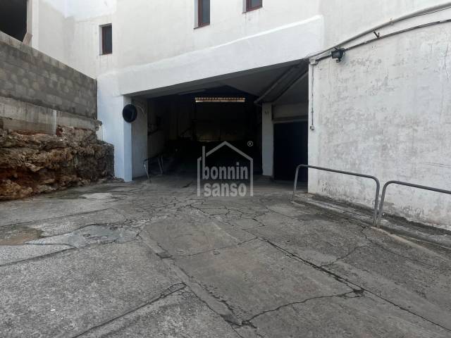 Posto auto doppio in parcheggio comunitario chiuso.