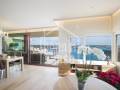 Luxueux attique avant-gardiste avec vue privilégiée sur la mer