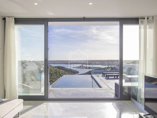 Impresionantes vistas al mar desde este chalet de obra nueva en Cala Llonga, Menorca
