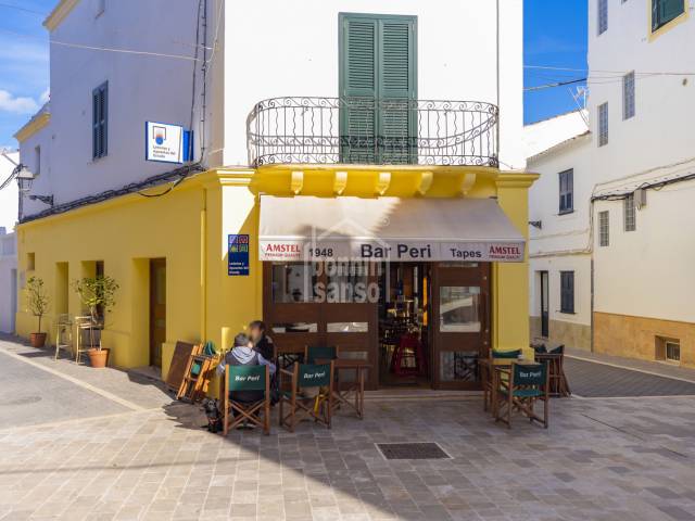 Edificio en esquina en el centro de Es Migjorn, Menorca