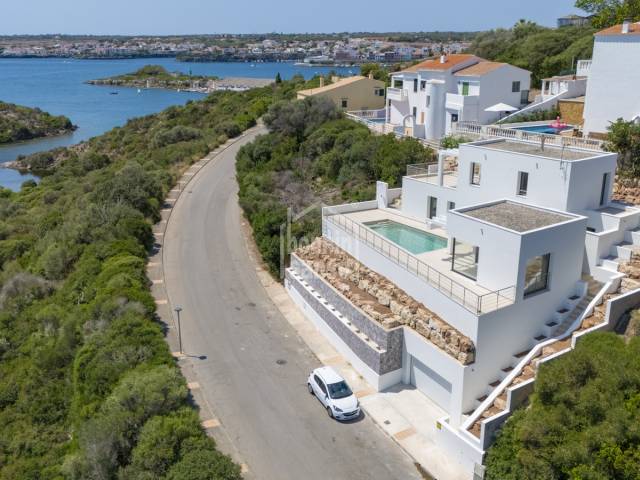 Villa neuve avec piscine privée et vue sur la mer à Cala Llonga, Mahón, Minorque.
