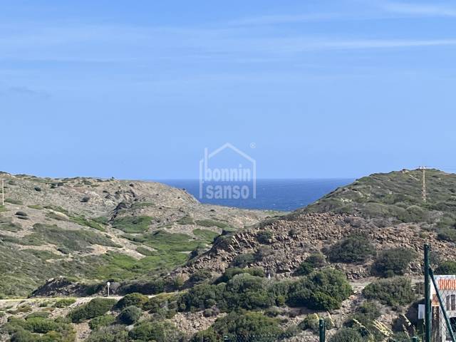 Solar con proyecto, licencia y dirección de obra con vistas al mar en Cala Llonga, Menorca