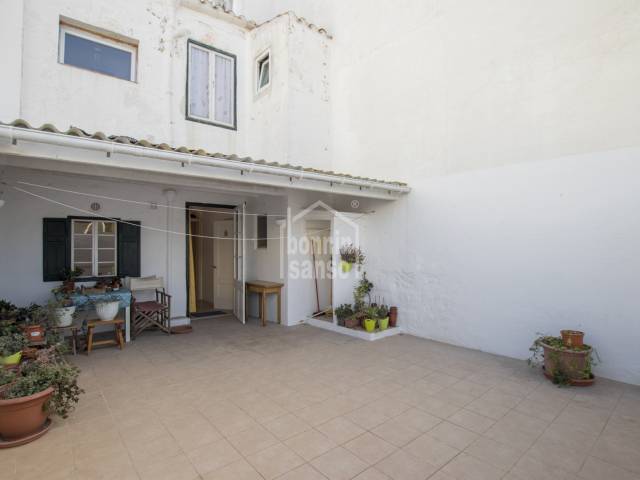 Piano terra con patio privato e seminterrato a volta a Mahón, Minorca