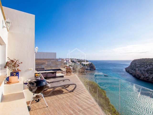 Villa with stunning panoramic views of the beach and cove of Calan Porter. Minorque