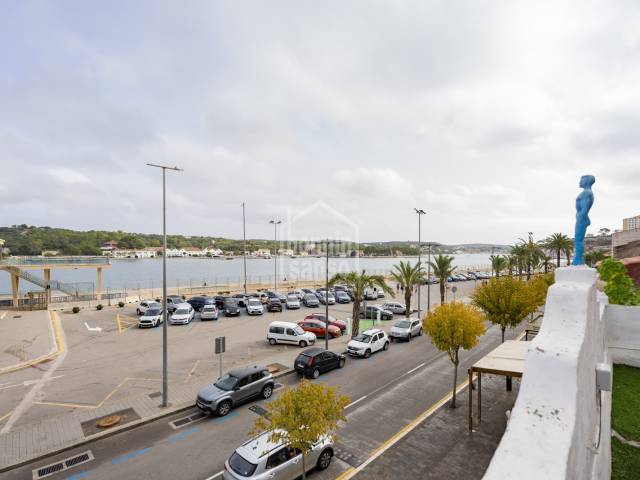 Bâtiment sur le port de Mahon, Minorque