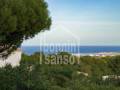 Bonito apartamento con terraza, jardín, dos parkings y vistas al mar en Coves Noves, Es Mercadal. Menorca.