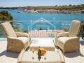 Maison impressionnante avec vue sur la mer dans le port de Mahon, Menorca